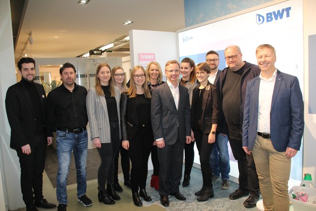 Das Team der Firma Wagner Haustechnik lud am Mittwoch, 13. Februar 2019, zum einem Kabarettabend mit Günter Lainer in die Elements Bäderausstellung in Hohenzell. | Foto: Doms