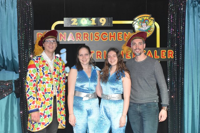 Neu-Kanzler Johannes Pfeifenberger, Barbara Kuster, Lea Hansche und Alt-Kanzler Markus Kuster (v.l.) von den 'Narrischen Trixnertåler' im Gasthof Rabl in Mittertrixen | Foto: Tanja Jesse (7)