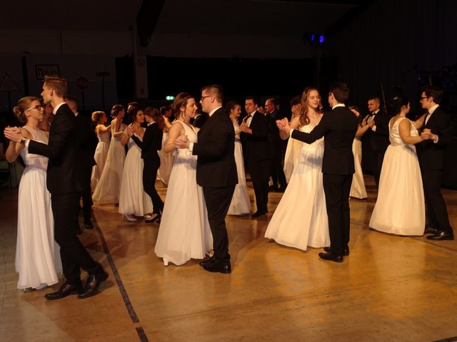 Die Schüler bei der Polonaise