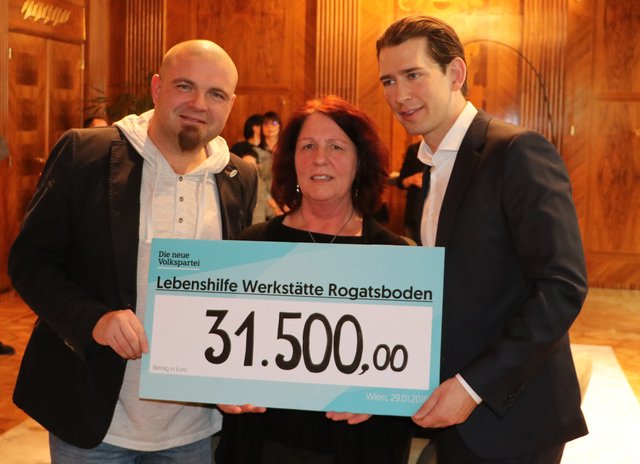 Besuch beim Bundeskanzler in Wien: David Hablicher und Ingrid Mock mit Sebastian Kurz. | Foto: Herbert Möbius