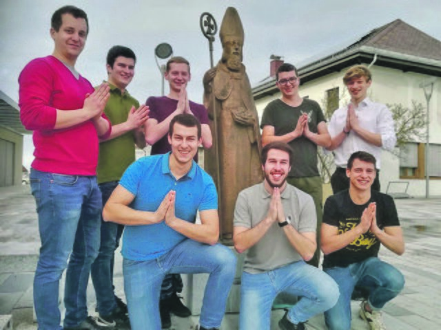 Scheinheilig am Foto: hinten v.l.n.r.: Johannes Nöbauer, Julian Raindl, Richard Riedl, Nikolaus
am Dorfplatz, Florian Barteder, Severin Heidlberger
vorne v.l.n.r.: Markus Raindl, Philipp Raindl, Georg Ganglbauer | Foto: Steinersdorfer Rud