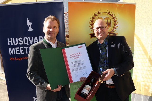 Johann Raudner und Peter Sükar von der WKO Voitsberg, der eine Urkunde und guten Wein nach Kainach brachte. | Foto: Cescutti