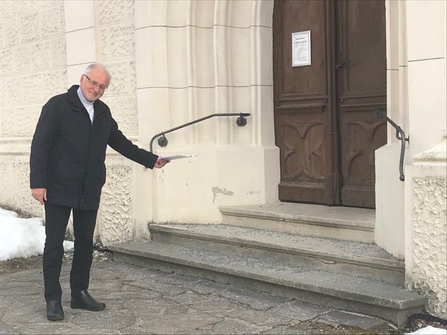 Josef Reinitzhuber, Pfarrgemeinderatsobmann der Pfarre Hermagor, erklärt der WOCHE die geplanten Umbauten vor der Stadtpfarrkirche | Foto: Lexe