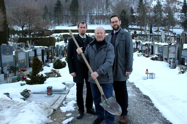 In Begleitung von Reinhard Welser (Geschäftsführer Stadtwerke Mürzzuschlag) und Gerhard Hagen (Leiter Bestattung Mürzzuschlag) greift Karl Lissy ein letztes Mal zur Schaufel. | Foto: Stadtwerke Mürzzuschlag