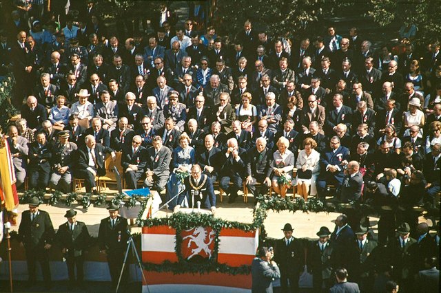 Bürgermeister Josef Waidhofer bei der Festansprache auf dem Hauptplatz, dahinter Landeshauptmann Heinrich Gleißner und Bundeskanzler Josef Klaus.  | Foto: Archiv Heimathaus Stadtmuseum