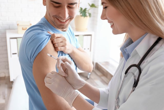 Je mehr Menschen geimpft sind, desto höher ist auch die Schutzwirkung für die nicht Immunisierten.  | Foto: New Africa / shutterstock.com