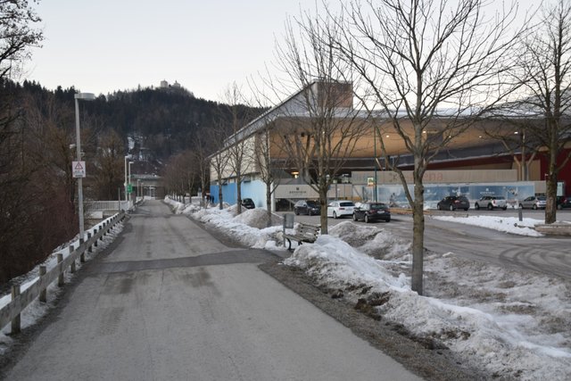 Auf Höhe der Kufstein Arena zückte einer der unbekannten Täter ein Butterfly-Messer, um der Forderung nach Bargeld Nachdruck zu verleihen. | Foto: ZOOM.Tirol