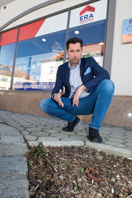 Thomas Pichler zeigt einen von vielen Hundehaufen vor seinem Geschäft.