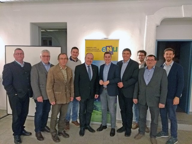 Vizebürgermeister von Hardegg Fritz Schechtner, Bürgermeister von Retzbach Manfred Nigl, Vizebürgermeister von Retzbach Alois Binder, Bürgermeister von Zellerndorf Markus Baier, Bürgermeister von Retz Helmut Koch, Bürgermeister von Schrattenthal Stefan Schmid, Bürgermeister von Hardegg Heribert Donnerbauer, Klima- und Energiemodellregionsmanager Gregor Danzinger, Bürgermeister von Pulkau Manfred Marihart, Tino Blondiau von der Energie- und Umweltberatung Niederösterreich.