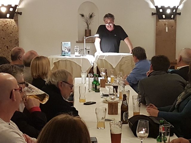 Kabarettist JÜRGEN PREUSSER in satirischer Lesung