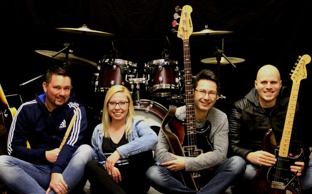 Christian, Raphaela, Cedric und Markus alias "Sidesleepers" machen Rock’n’Funk.