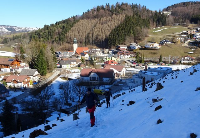 Wir starten in Reinsberg und gleich den steilen Hang los.
