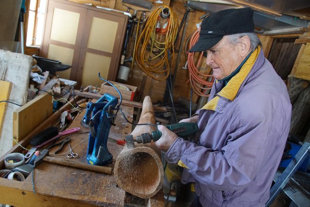 Josef Schütz beim Grobschliff der Rohlinge. Da fliegen schon mal die Spänne.  | Foto: HELMUT EDER