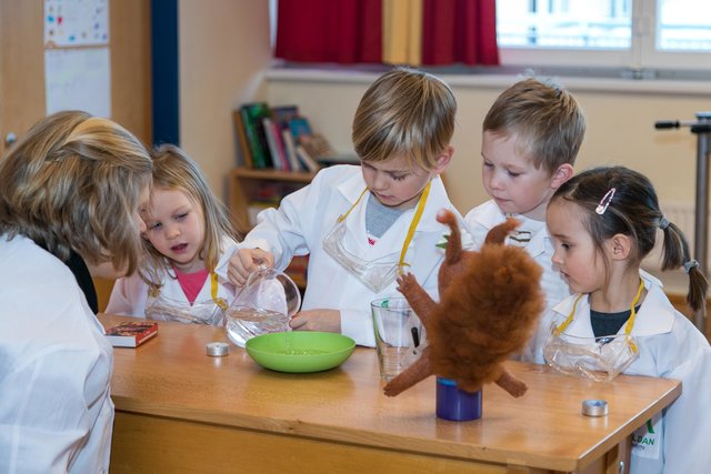 Die Kindergartenkinder sind schon fleißig am Experimentieren, Erforschen und Entdecken unter der Aufsicht von Maskottchen Elli. | Foto: MOLDAN Baustoffe – wildbild/Günter Freund