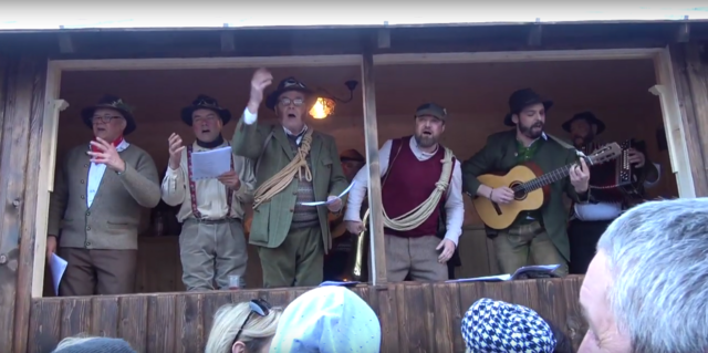 Ausschnitt aus dem Video von Ao. Univ.-Prof. Dr. Nußbaumer. Szene der singenden "Labera" mit ihren satirischen Liedern über mancherlei Missgeschick und anderes mehr.
Link:
https://www.youtube.com/watch?v=8YLb_twof0E&amp;feature=youtu.be | Foto: © Ao. Univ.-Prof. Dr. Nußbaumer