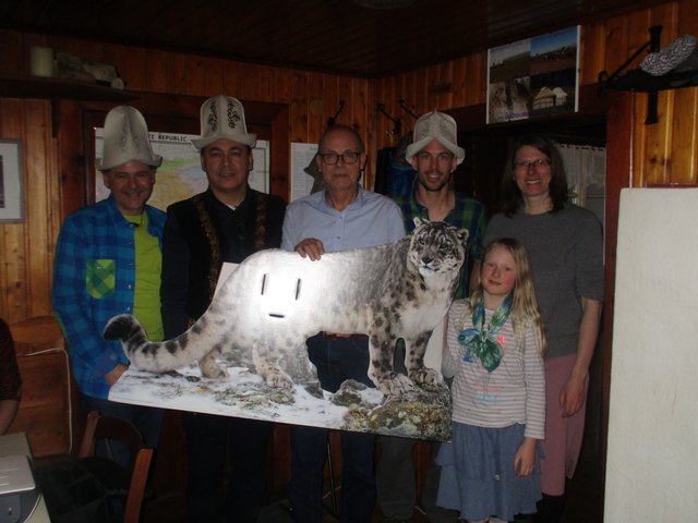 Die Vortragenden beim Länderabend v.l.n.r.: Ernst Dullnigg (Naturfreunde NÖ), Kenzhebai Umetov (Reiseveranstalter), Michael Vogel (NABU), Matthias Steiner (Naturfreunde NÖ), Jana Dümmler mit Tochter Maja (lebten und arbeiteten 6 Jahre in Kirgistan) | Foto: Sabine Dümmler