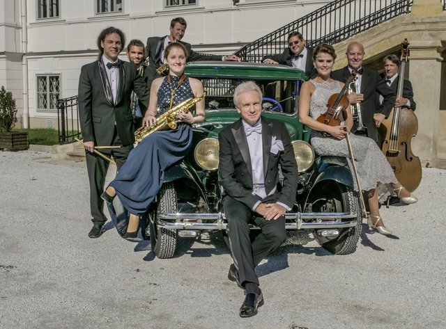 Ein top-ausgebildetes Orchester beeindruckt mit Hits der 20er und 30er Jahre.