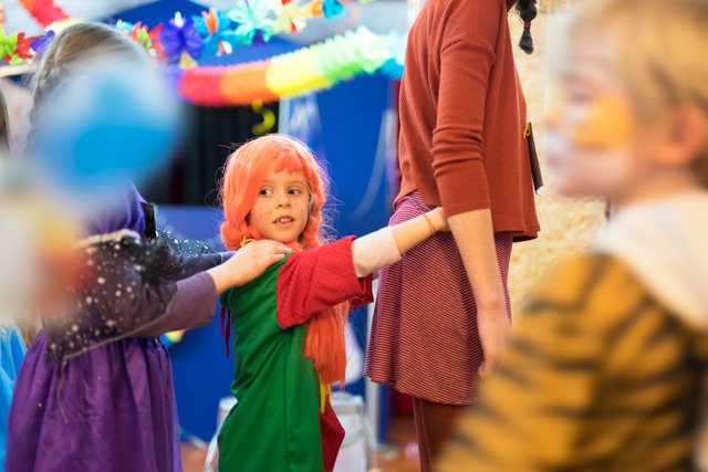 Als "Pippi" hat sich das Mädchen bereits in die Polonaise eingereiht.  | Foto: Spielzeug Museum