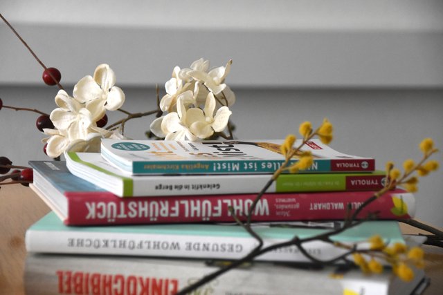 Die Redaktion hat im Ranking sechs "frühlingshafte" Bücher von Tiroler Autoren genauer unter die Lupe genommen.  | Foto: Fluckinger