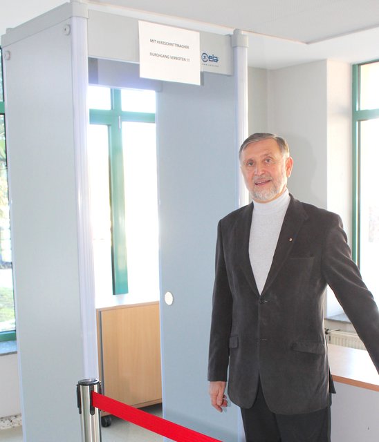 Bezirkshauptmann Martin Gschwandtner ist überzeugt von der Wichtigkeit der Sicherheitskontrollen im Eingangsbereich der Behörde. | Foto: Jungwirth
