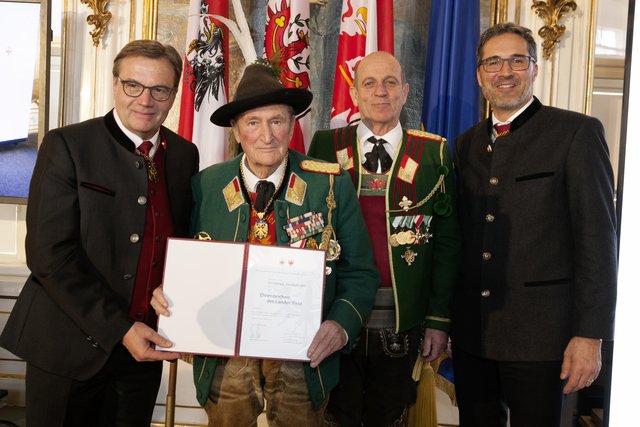 Ehrenzeichenverleihung: LH Günther Platter, Oberst i.R. Emmerich Steinwender, Landesschützenkommandant Fritz Tiefenthaler und Südtirols LH Arno Kompatscher (v.l.). | Foto: © Land Tirol/Die Fotografen