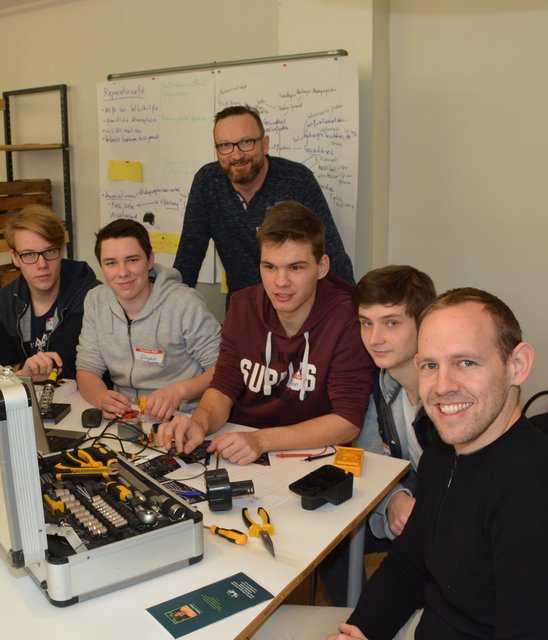 Reparaturen werden gratis durchgeführt, Teamarbeit ist durchaus erwünscht.
