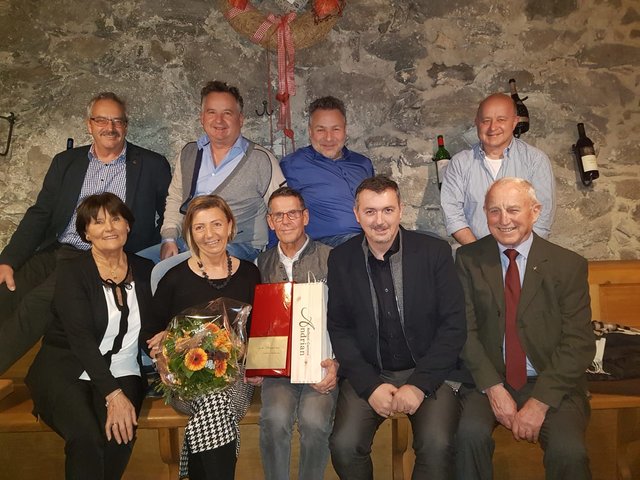 Viele Glückwünsche und Präsente für Alt-Bgm. Heinz Ladurner zum 70er | Foto: Gemeinde Pfaffenhofen