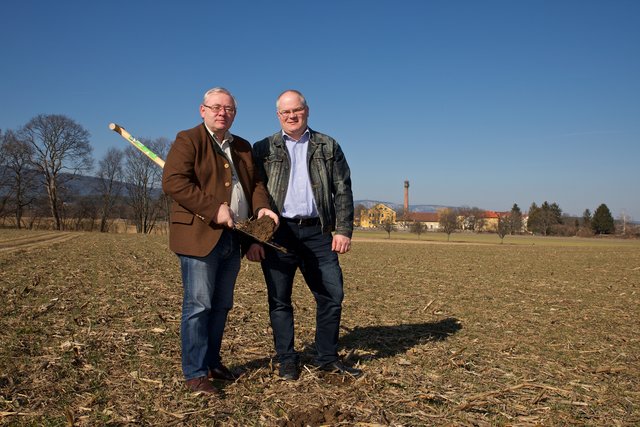 Peter Rottensteiner (l.) und Bezirksbauernkammer-Obmann Thomas Handler auf Rottensteiners Acker beim Petersberg.