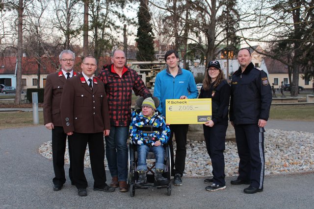 Norbert Vock, Alexander Lukac (FF Bad Pirawarth), Andreas Ziegler sen., Andreas Ziegler jun., Dominik Ziegler, Sonja Lahofer (Jugendbetreuerin FF Bad Pirawarth), Gerald Langecker (Polizei Bad Pirawarth) | Foto: FF Bad Pirawarth