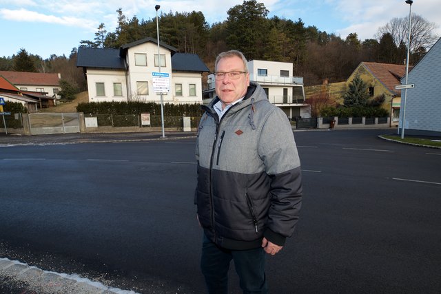 Bürgermeister Helmut Berger in der "nackten" Kreuzung. Bodenmarkierungen folgen hoffentlich bald.