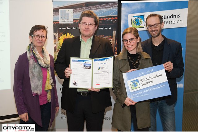 Ulrike Schwarz (Grüne OÖ), Klaus Steininger (Design Center Linz), Corinna Hausleitner (Green Meetings &amp; Green Events, Design Center Linz) und Norbert Rainer (Klimabündnis OÖ) bei der feierlichen Urkundenübergabe (v. l.). | Foto: Foto: Cityfoto.at