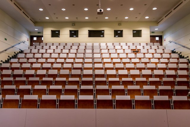 Die Hörsäle im MCI werde wieder gesteckt voll sein, an der Tiroler Hochschule zu studieren, bringt nämlich einige Vorteile mit sich.