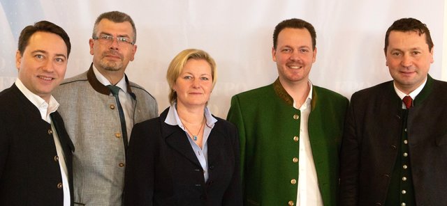 Landeshauptmann-Stellvertreter Manfred Haimbuchner mit Kroiß, Striedinger, Kaniak und Kroismayr (v.l.).