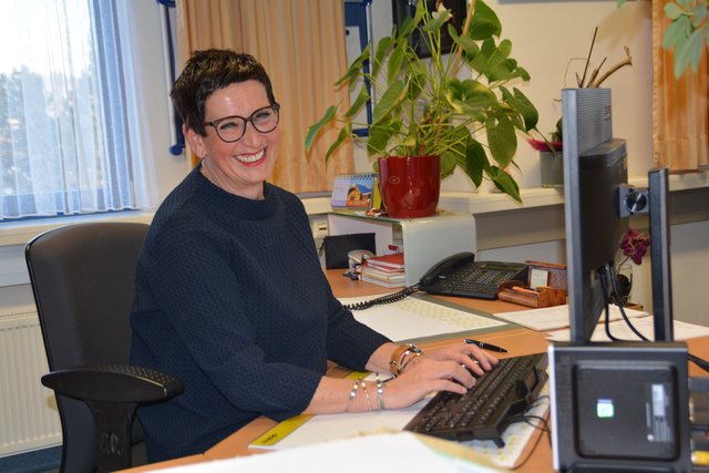 Gerlinde Kern, NÖGKK-Service-Center-Leiterin in Amstetten, bei den letzten Vorbereitungen für das Regionenprojekt.