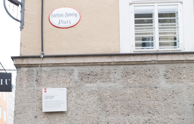 Der Stefan-Zweig-Platz erhielt auch eine Gedenktafel, die über das Leben des Dichters informiert.  | Foto: Stadt Salzburg / J. Knoll