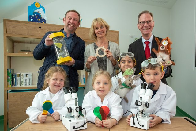 Bürgermeister Hansjörg Obinger, Kindergartenleiterin Brigitte Witte-Steinbacher und Manfred Santner, Geschäftsführer Liebherr-Werk Bischofshofen eröffneten mit den kleinen Nachwuchsforschern das neue Kinderlabor in Bischofshofen.