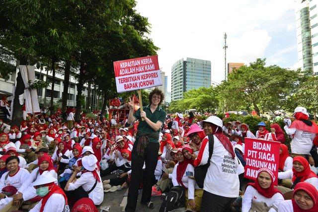 Mario Schwaiger  protestierte mit der Gewerkschaft für höhere Löhne. Auf dem Schild steht "Klare Verträge sind unser Recht. Erlasst Regulierungen. Regierung Jokowi". (Jokowi, ist eine Abkürzung für den Staatspräsidenten Indonesiens Joko Widodo) | Foto: KK