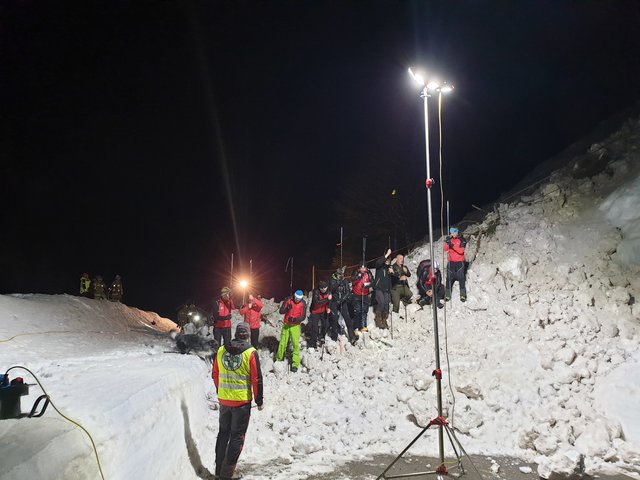 Der Lawinenkegel wurde zur Sicherheit abgesucht. Verschüttete wurden nicht entdeckt. | Foto: Zoom Tirol