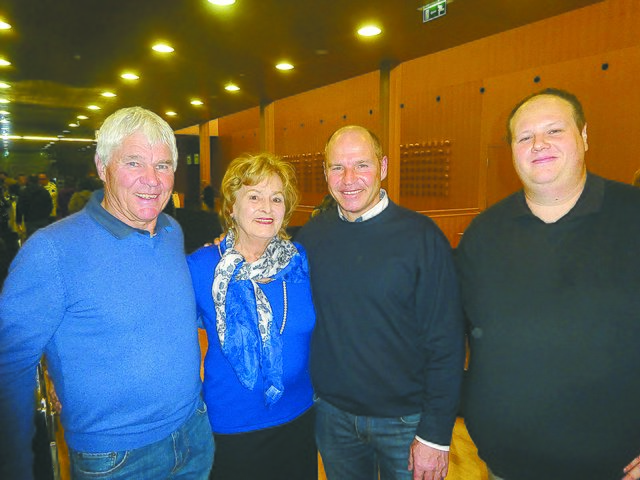 Sport-Therapeut Toni Mathis, Mama Kriemhild mit Marc Giradelli, „Knights“-Präsident Michael Lüers | Foto: Bandi Koeck
