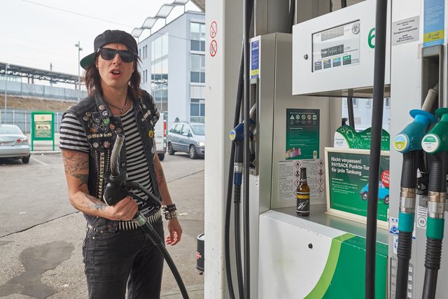 Marco Pogo hält mit seinem Tourbus gern an der Tankstelle. | Foto: Arnold Burghardt