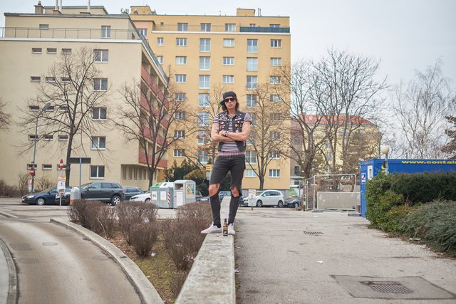Marco Pogo, selbsternannter King of Simmering, vor der betörenden Bezirkskulisse. | Foto: Arnold Burghardt
