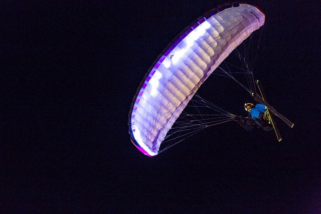 Der Speedglider schwebte bei fast vollem Mond vom Himmel und begeisterte die Zuschauer mit spektakulären Einlagen.

 | Foto: Bergbahnen Hochoetz/ Rudi Wyhlidal 