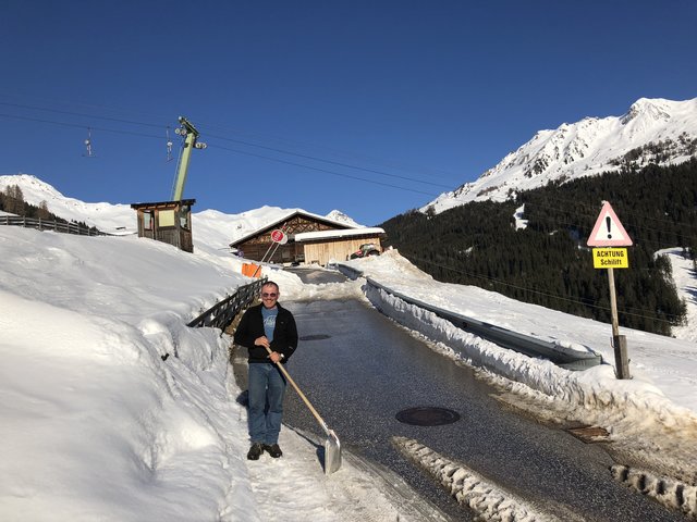 An starken Wochenenden öffent und schließt Markus Peer die Schranken an der Gemeindestraße bis zu 150 Mal täglich. | Foto: Kainz