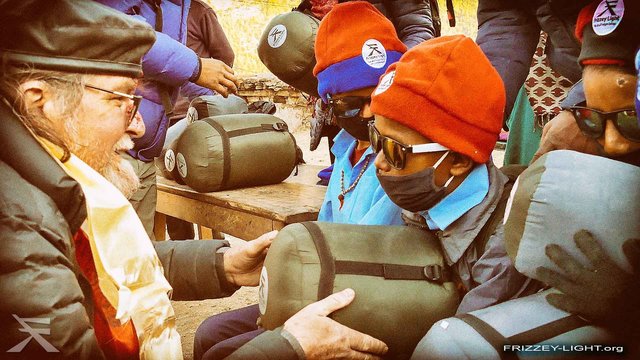 Die vergessenen blinden Kinder von Mugu in Nepal: Frizzey Greif überreicht die "Weihnachtspakete" und die Frizzey Light Schultaschen.