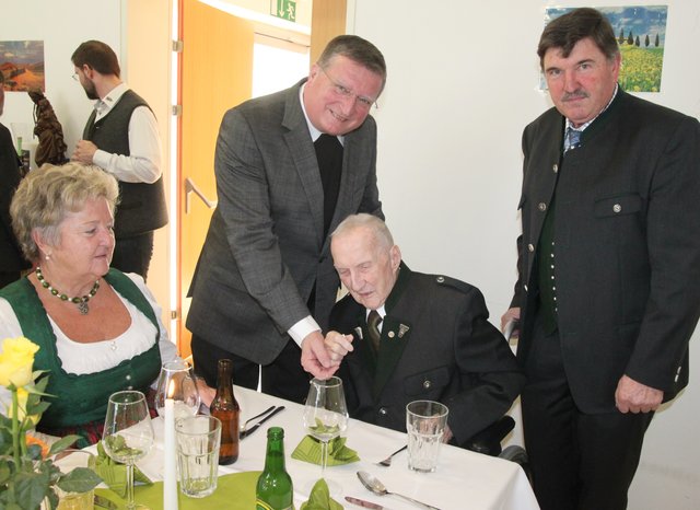 Auch Pfarrer Franz Neumüller kam zur Gratulation