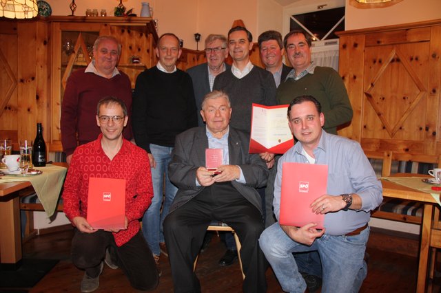 SPÖ-Regionalvorsitzender LAbg. Wolfgang Dolesch (stehend 3.v.r.) gratulierten den geehren Mitgliedern der Ortsgruppe Waldbach-Mönichwald. | Foto: KK