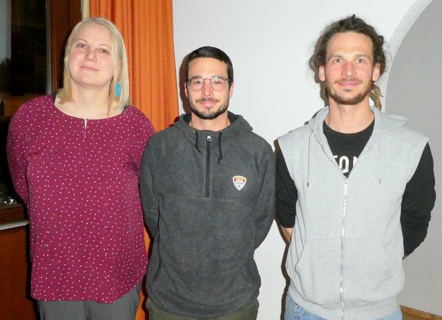 GR Sarah Grießenböck, Franz Goller (Schutzgebietsbetreuer Schwemm) und Schutzgebietsbetreuer Philipp Larch (v.l.) freuten sich über das große Interesse am Infoabend. | Foto: Florian Haun
