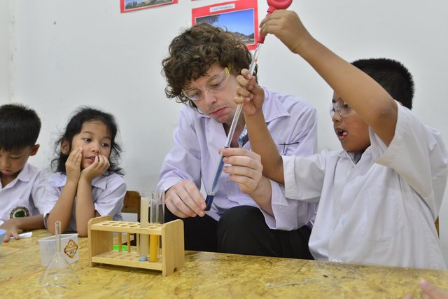In einer Montessori-Schule in einem Vorort von Jakarta lehrte Mario Schwaiger den Schülern den Umgang mit natürlichen Säureindikatoren. | Foto: KK