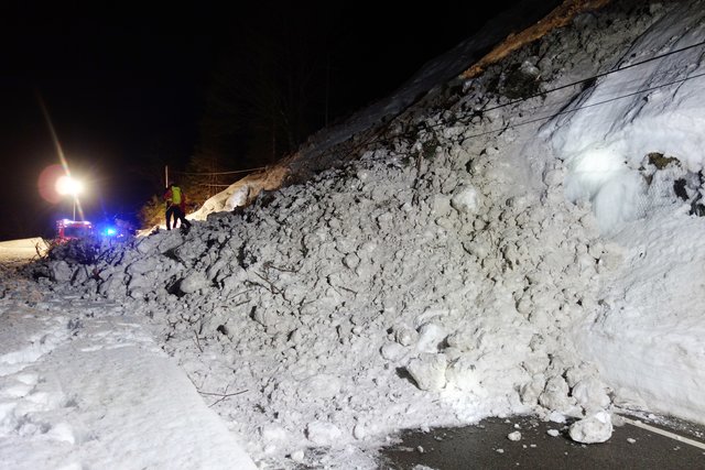 Die Straße wurde auf eine Länge von 20 Metern bis zu fünf Meter hoch verschüttet. | Foto: Zoom Tirol