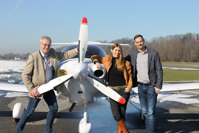 Ferdinand Tiefnig, Ulrike Kappacher und Florian Reitsammer von LEADER sind bereits "ready to take off". Wer kennt die Gemeinden von oben am besten und erhöht dadurch die Chancen auf einen Rundflug über die Region?   | Foto: BRS